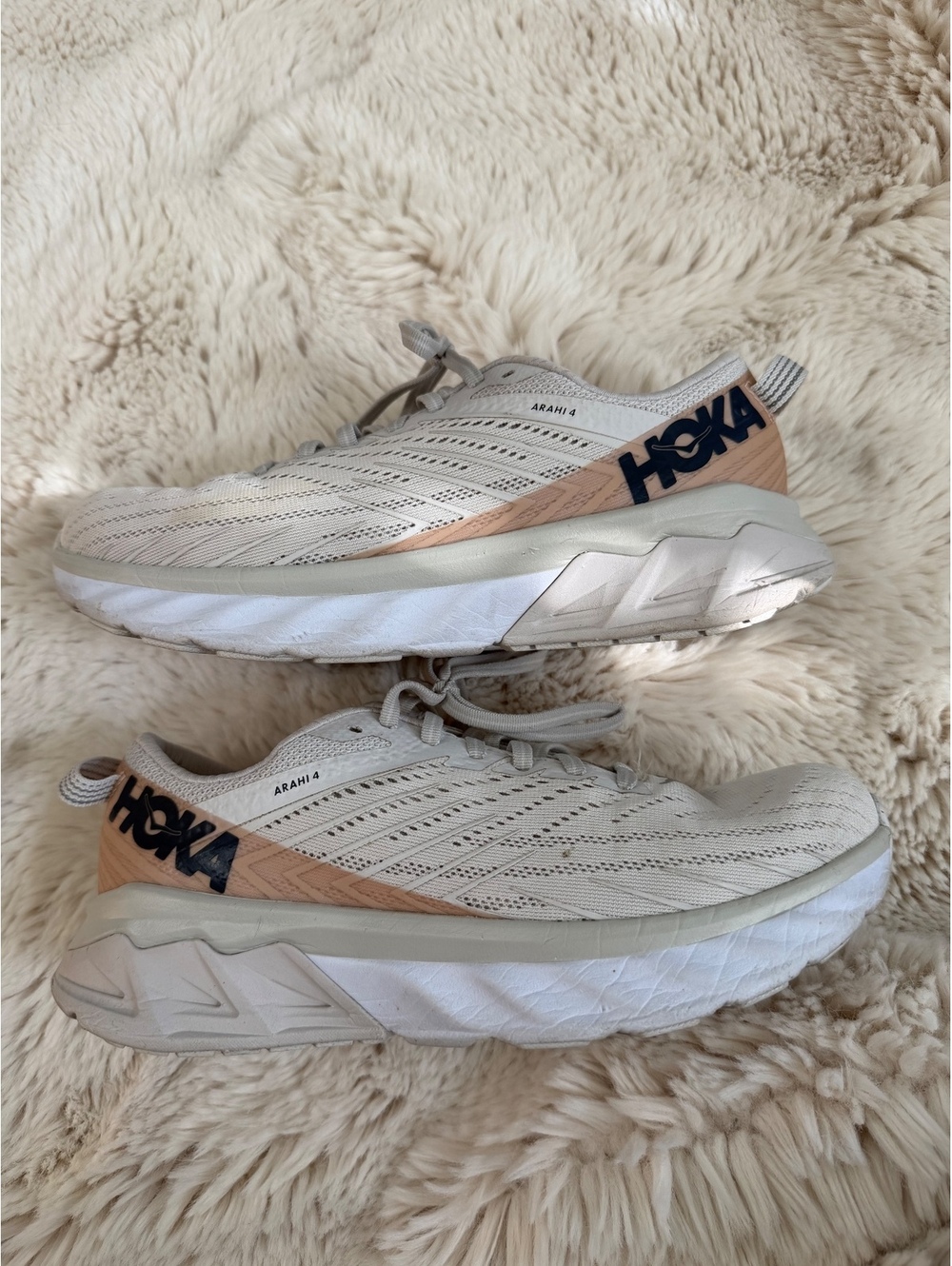 Hoka Arahi 4 Running Shoes in Beige and White, women’s size 7